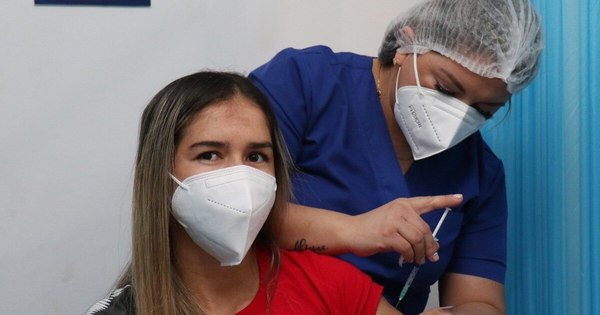 La Nación / Jugadoras profesionales de fútbol reciben vacuna contra el COVID-19