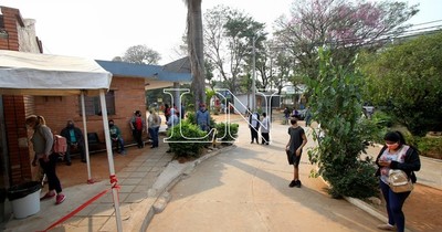 La Nación / Fiscal incauta 14 teléfonos celulares por robo de vacunas en Hospital de Calle’i