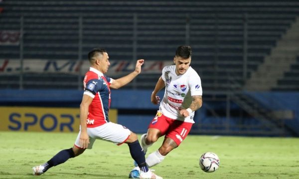 Nacional frena a Cerro Porteño en un partido con polémico arbitraje