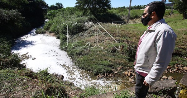 La Nación / Sociedad Civil Corumba Cué limpia el arroyo Cañada del Carmen