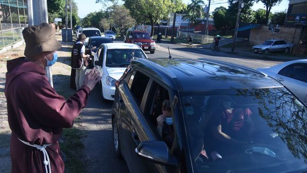 Capuchinos bendicen autos e instan a conductores a no beber