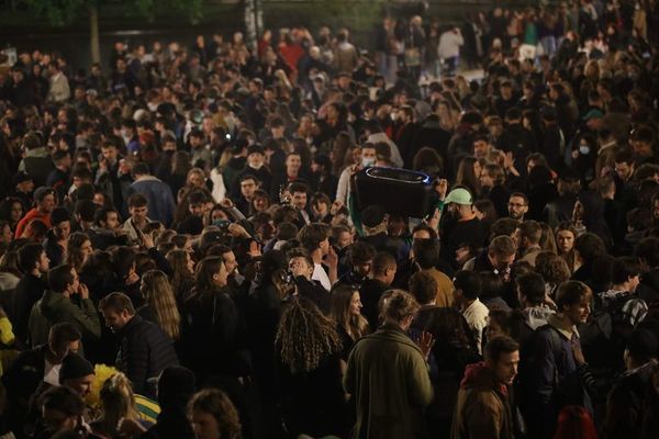 Policía dispersa multitud que celebraba el fin de toque de queda en Bruselas - Mundo - ABC Color