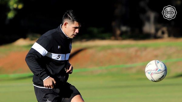 Olimpia: Sergio Órteman toca el equipo mirando La Paz