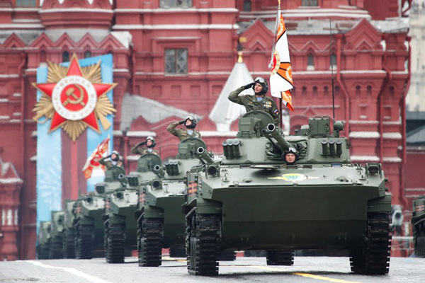 Putin desplegó su poderío militar en el Día de la Victoria y advirtió: "Defenderemos firmemente nuestros intereses nacionales" (video) | OnLivePy