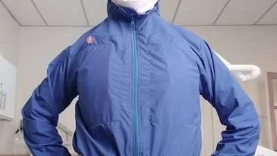 Crean trajes de bioseguridad   que son autorrefrigerados