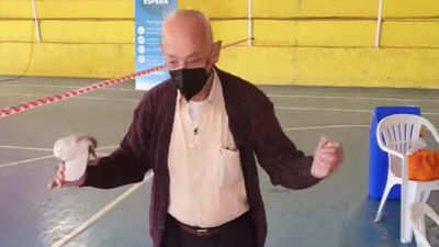 Crónica / [VÍDEO] Abuelito bailó por su vida después de vacunarse