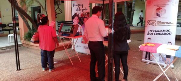 Socializan con máquinas de votación en sitios de carácter público