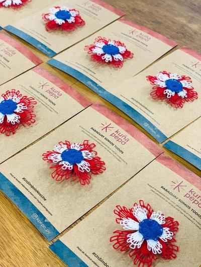 Mujeres privadas de su libertad elaboran escarapelas tricolores