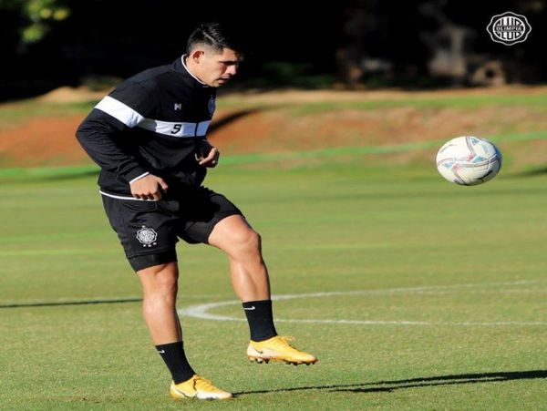 Olimpia: Sergio Órteman toca el equipo mirando La Paz