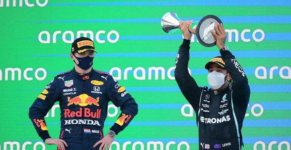 Hamilton festeja frente a Verstappen y se aleja en el campeonato