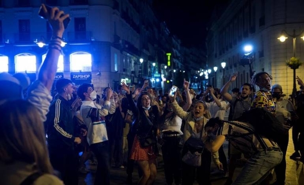 Diario HOY | Covid: españoles salen a las calles a festejar el fin del estado de alarma