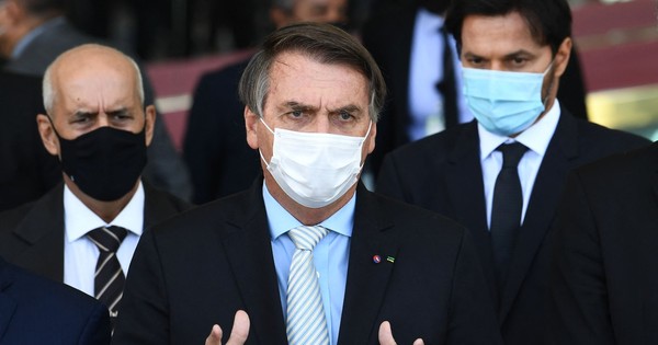 La Nación / Bolsonaro lidera multidinaria concentración en plena segunda ola de COVID en Brasil