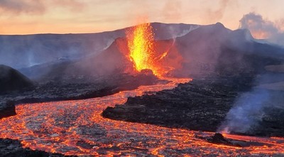 MUNDO | Erupción volcánica se convierte en enormes géiseres de lava en Islandia