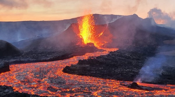 MUNDO | Erupción volcánica se convierte en enormes géiseres de lava en Islandia