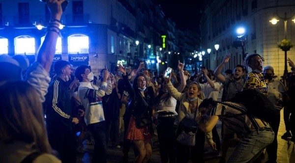 MUNDO | Covid: españoles salen a las calles a festejar el fin del estado de alarma
