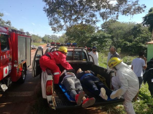 Un fallecido y dos heridos tras vuelco de vehículo en Carapeguá - Nacionales - ABC Color