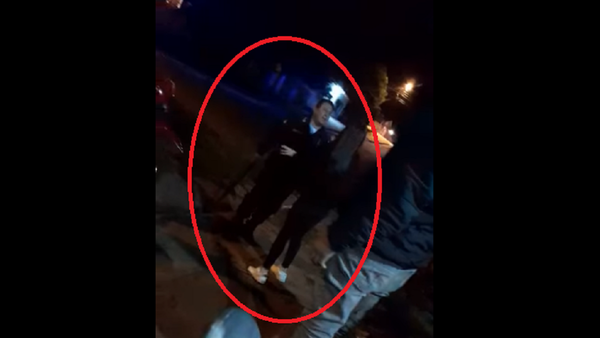 Jefe de comisaría amenazó con escopeta y arreador a jóvenes