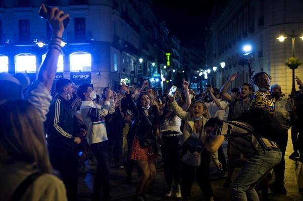 Covid: españoles salen a las calles a festejar el fin del estado de alarma
