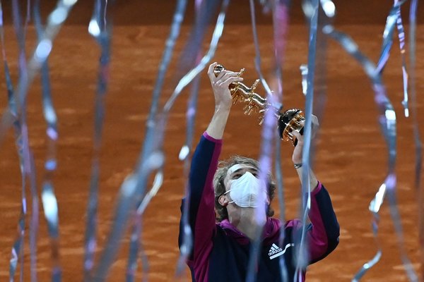 Zverev derrota a Berrettini y se queda con su segundo Masters 1000 de Madrid