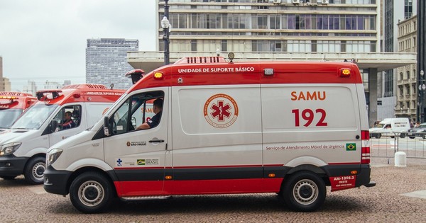 La Nación / Al volante de una ambulancia en San Pablo en plena pandemia