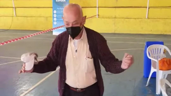 Crónica / [VÍDEO] Abuelito bailó por su vida después de vacunarse