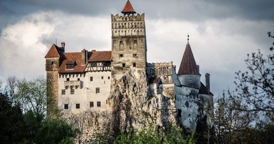 La Nación / Castillo de Drácula ofrece vacunas contra el COVID-19