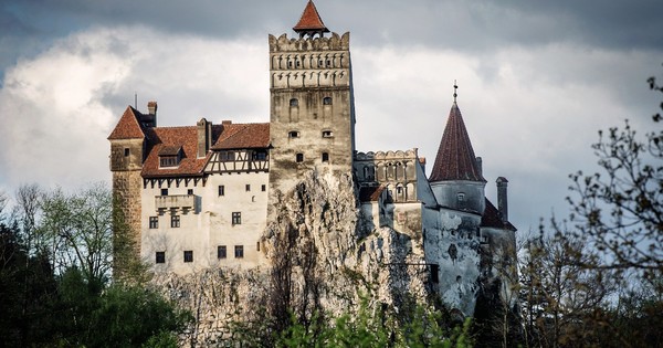 La Nación / Castillo de Drácula ofrece vacunas contra el COVID-19