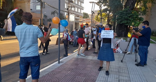 La Nación / Escrache en la boda de la senadora Lilian Samaniego y el cónsul Jorge Coscia