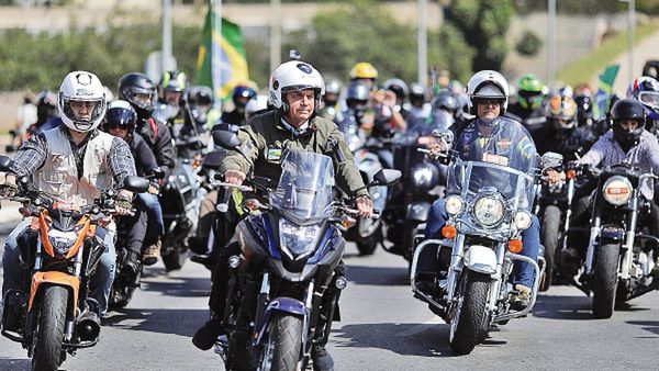 Bolsonaro lidera un mitin en plena segunda ola del Covid
