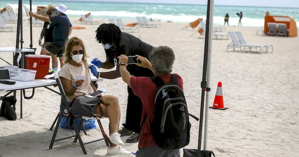 La Nación / Turistas de latinoamérica se vacunaron ayer en las playas de Miami Beach