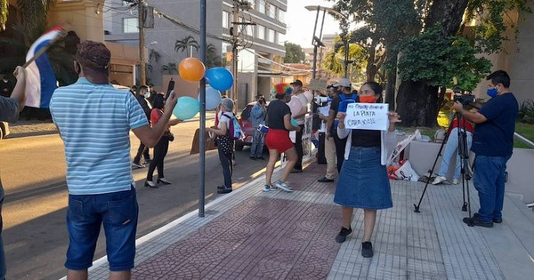 La Nación / Escrachan en su boda a la senadora Samaniego y el cónsul Jorge Coscia