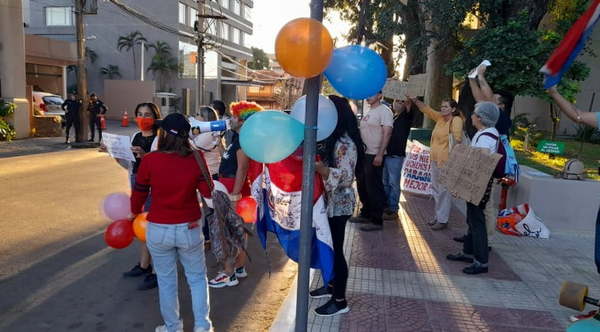 Escracharon a la senadora Lilian Samaniego durante su festejo de bodas - Noticiero Paraguay