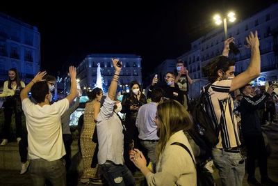 El gobierno español pide “responsabilidad” tras imágenes de fiestas callejeras  - Mundo - ABC Color