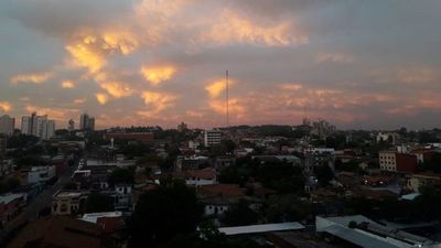 Lunes con temperaturas cálidas a calurosas en todo el país