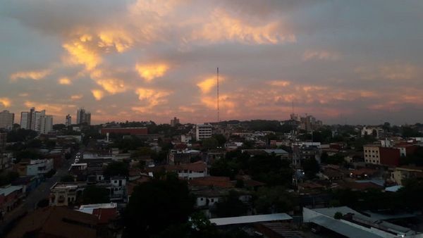Lunes con temperaturas cálidas a calurosas en todo el país