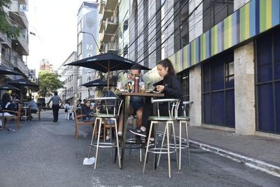 Uso de calles por gastronómicos fue “un golazo de media cancha” y se repetirá el próximo feriado - Nacionales - ABC Color