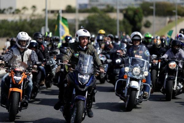 Bolsonaro lidera un mitin en plena segunda ola del Covid