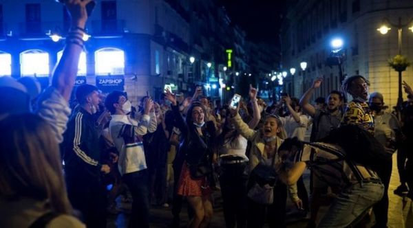 Covid: españoles salen a las calles a festejar el fin del estado de alarma