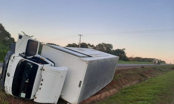 Camión vuelca en Yguazú