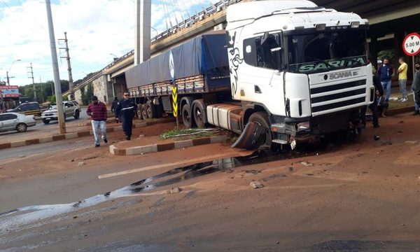 Conductor de camión pierde los frenos y produce peligrosa maniobra en Km 4 – Diario TNPRESS