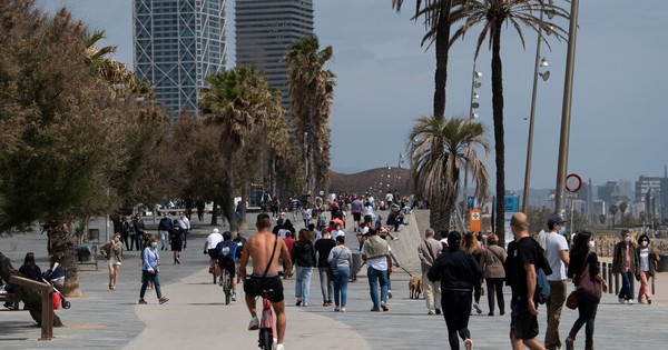 La Nación / El gobierno español pide “responsabilidad” tras imágenes de fiestas callejeras