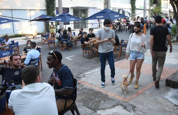 Habilitación de calles peatonales y mesas al aire libre comienzan a reactivar movimiento económico de locales gastronómicos