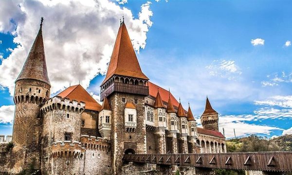 Ofrecen recorrido por el Castillo de Drácula a cambio de vacunarse contra el covid-19