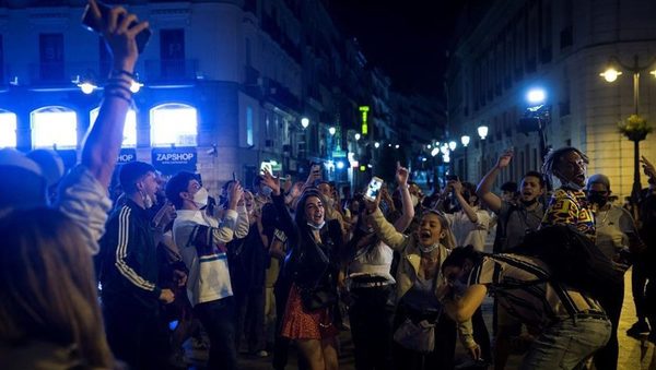 Festejos y descontrol en España por el fin del estado de excepción por coronavirus