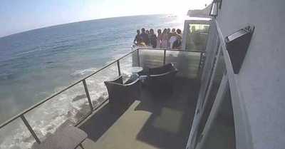 El momento en el que un balcón colapsa y nueve personas caen al vacío - C9N