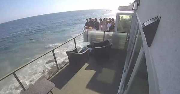 El momento en el que un balcón colapsa y nueve personas caen al vacío - SNT