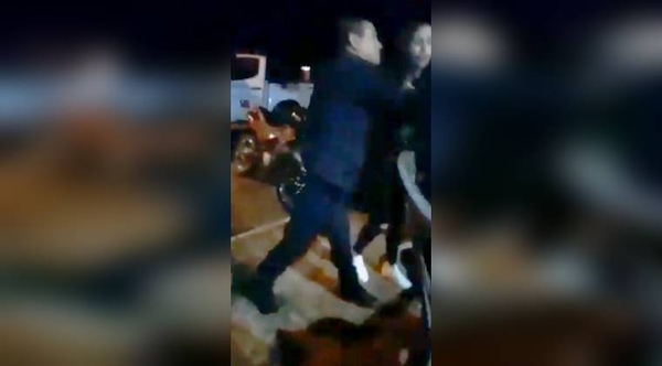 Diario HOY | Policía 'guacheó' a joven: “Le di uno al muchacho, no niego y ahí se calmaron todos”