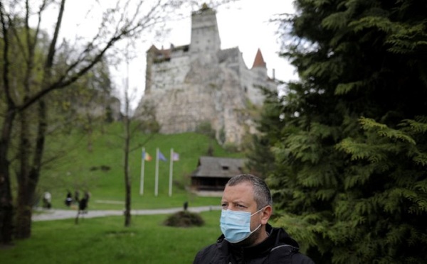 En Rumania hasta el Conde Drácula se unió al plan de vacunación contra el Covid-19