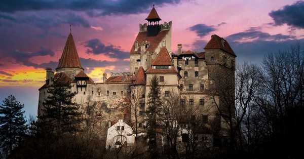 El “castillo de Drácula” ofrece a sus visitantes vacunarse contra el coronavirus - C9N