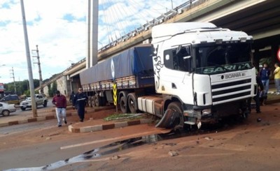Quedó atravesado bajo el viaducto del Km 4 tras perder el control